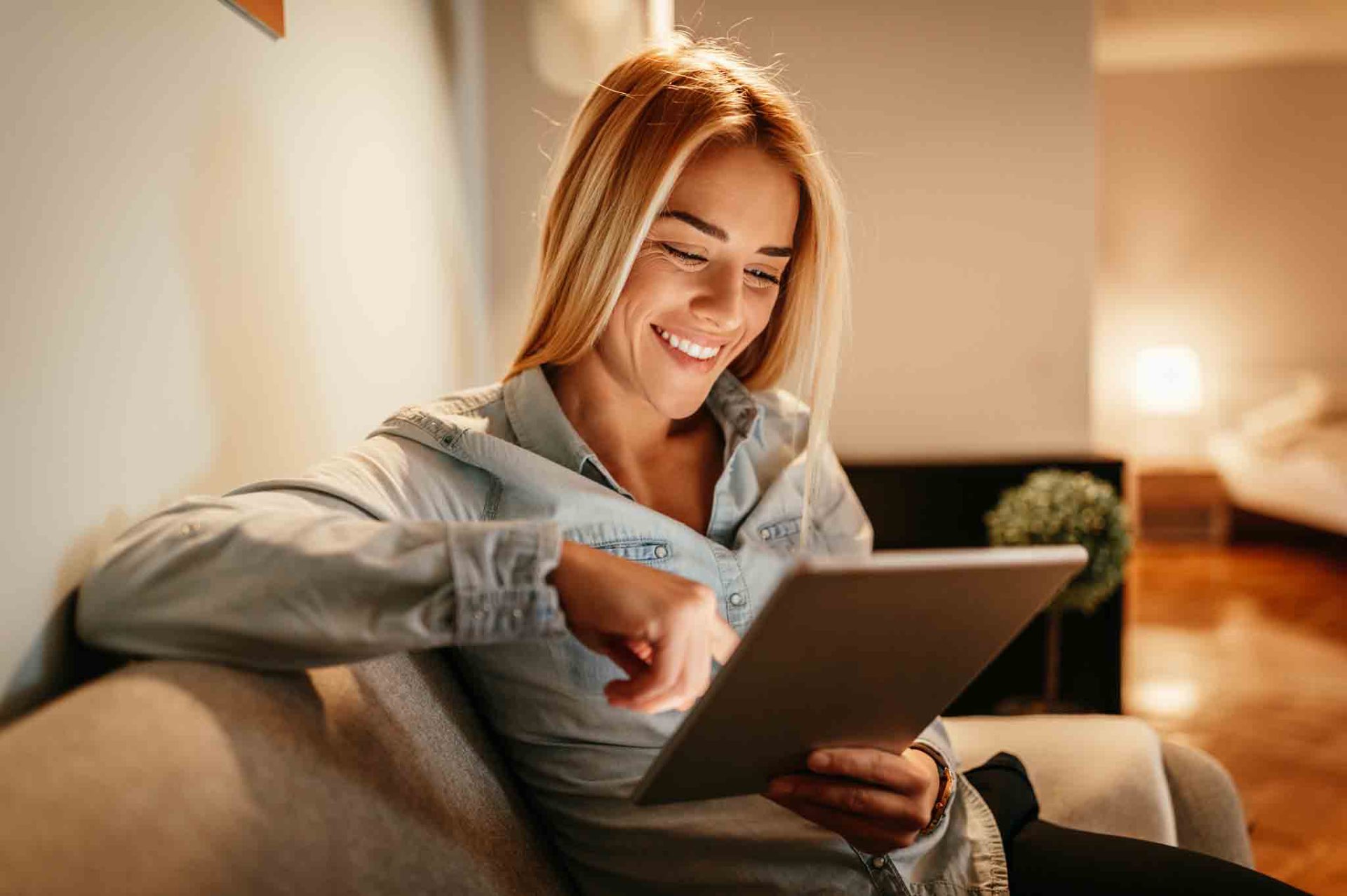 Zufriedene Kundin mit Tablet – digitale Immobilienbuchhaltung
